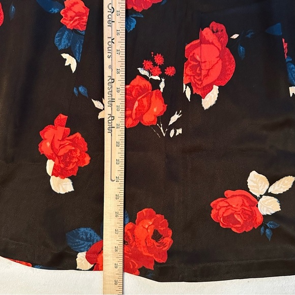 Club Monaco Fit & Flare Satin Midi Skirt Black Red Roses Trumpet Mermaid 12 - Picture 3 of 8